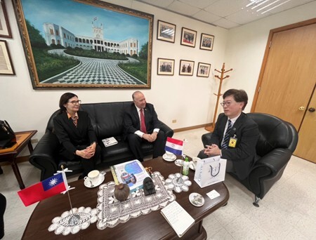 Dean of International Affairs Eric Chu Poses for a Group Photo with H.E. Ambassador Darío Filártiga Ruiz Díaz and Dr. Gisele Mousques de Filártiga of the Republic of Paraguay