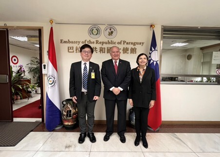 Dean of International Affairs Eric Chu Poses for a Group Photo with H.E. Ambassador Darío Filártiga Ruiz Díaz and Dr. Gisele Mousques de Filártiga of the Republic of Paraguay