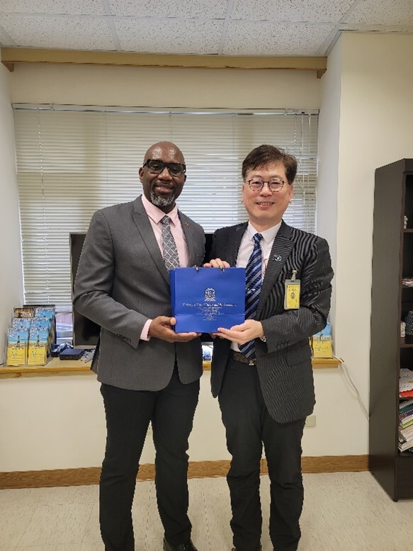 姜康特大使致贈朱海成國際長紀念品