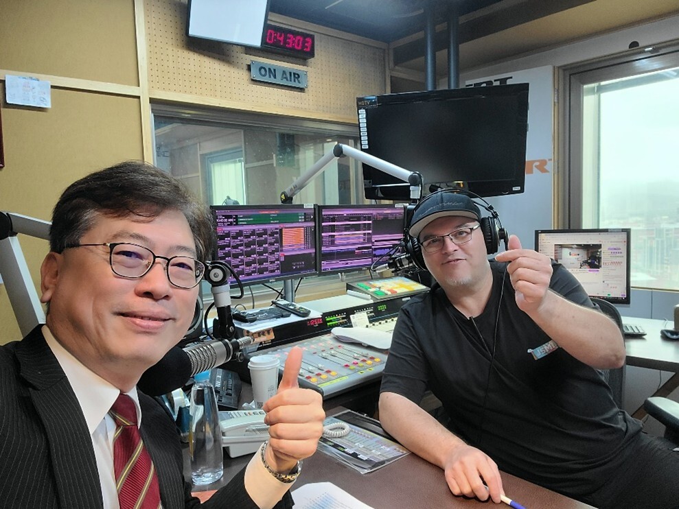 朱海成國際長與知名DJ Steve G於ICRT直播室合影