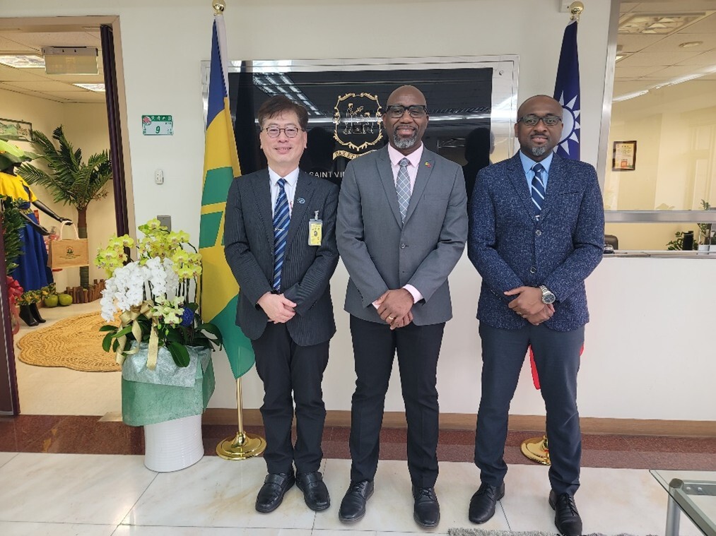 使姜康特大使及威爾森博士公使與朱海成國際長合影