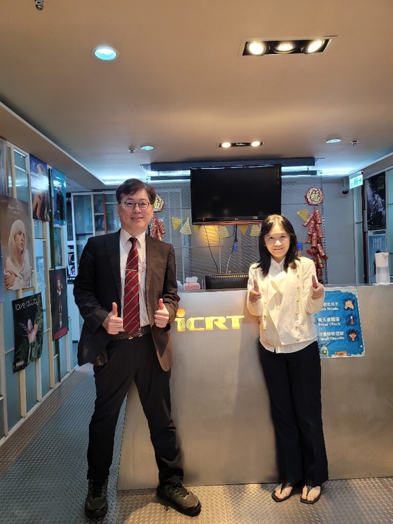 朱海成國際長與ICRT電台于副總經理於ICRT大門合影