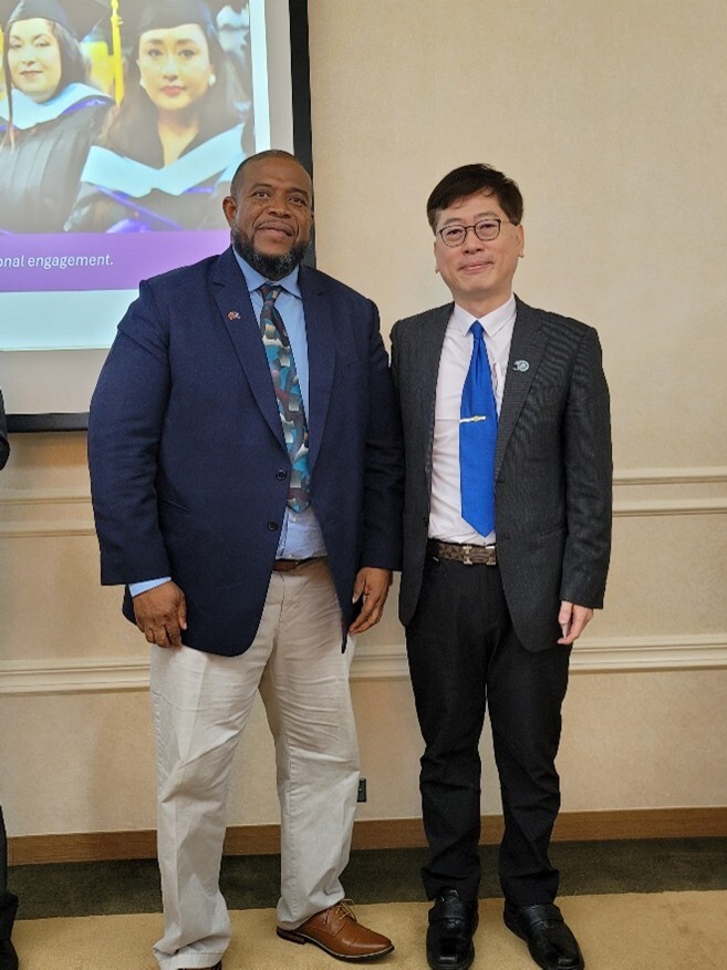 貝里斯大學校長Dr. Vincent Palacio與國際長朱海成合影