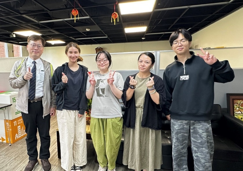 與日本籍及巴拉圭籍學生午餐